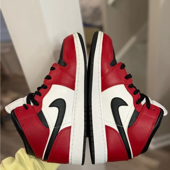JORDAN 1 MID CHICAGO BLACK TOE BIG KID 7Y/WOMENS 9/MENS 7